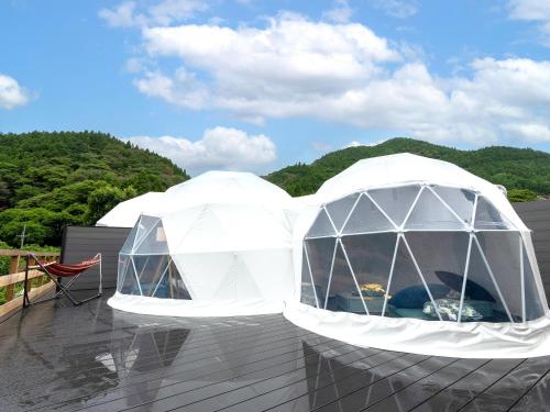 HataにあるSPRINGS VILLAGE 足柄 丹沢温泉リゾート＆グランピングの屋根上二つの白いドーム