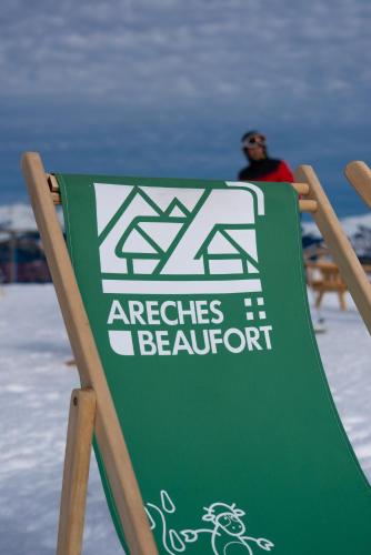 a green sign sitting on top of a beach chair at Azureva Areches in Arêches