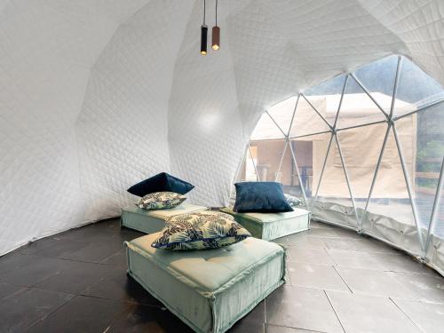 Zimmer mit 3 Sofas in einem Zelt in der Unterkunft SPRINGS VILLAGE 足柄 丹沢温泉リゾート＆グランピング in Hata