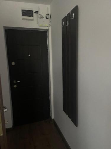 a black door in a room with a black door sidx sidx sidx at Garsoniera Luca in Drobeta-Turnu Severin