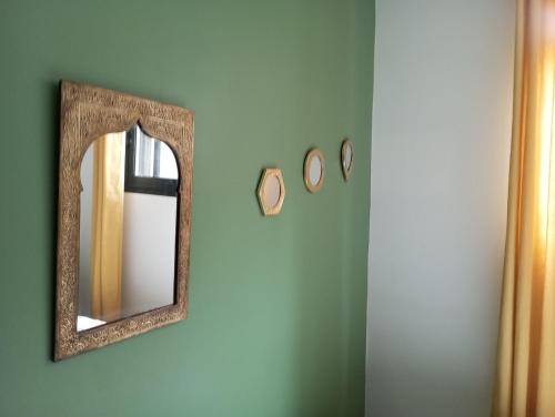 a mirror on a wall in a room at NON FUMEURS uniquement ! LIRE PROFIL DE L'HOTE AVANT DE RESERVER! in Saint-Pierre