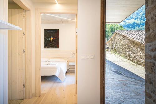 een slaapkamer met een bed en een raam bij Benaki 85 Apartamento en plena naturaleza 