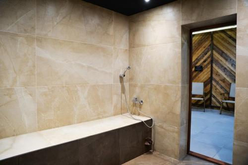 La salle de bains est pourvue d'une douche et d'une baignoire. dans l'établissement Spacious studio sleeps 4 in Flora main building 706A, à Borovets