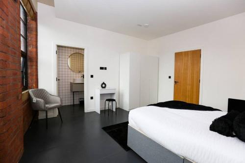 Posteľ alebo postele v izbe v ubytovaní StayZo_Nichols Building_Spacious 3-Bedroom Apartment
