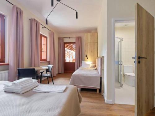 Pokój hotelowy z 2 łóżkami i łazienką w obiekcie Villa Winkler w Międzygórzu
