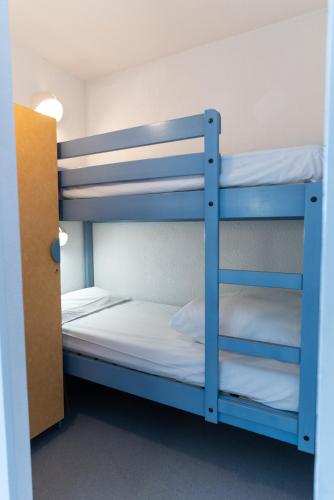a bunk bed with two bunk beds in a room at Résidence Azureva Piau Engaly in Aragnouet