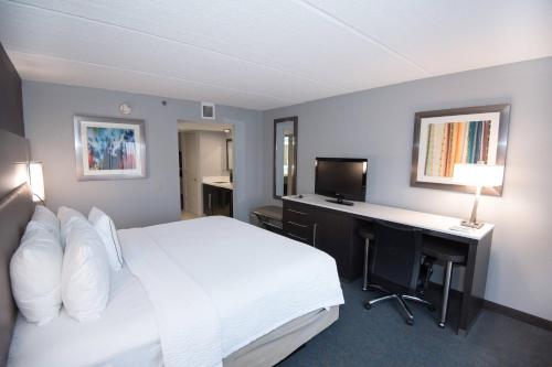 Fairfield Inn & Suites Atlanta Airport Northにあるベッド