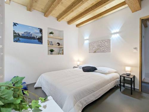 a white bedroom with a bed and two lamps at Villa Panorama - 120m2, 8 pax, 6mn des pistes, rénové, plein sud in Puy-Saint-André