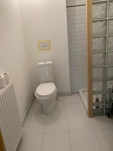 une salle de bain avec toilettes et baignoire dans l'établissement Le Clos Ségur, à Leychert