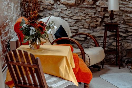stół i krzesła z wazonem kwiatów w obiekcie Quirky Tiny Home in York Moors w mieście York