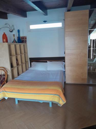 um quarto com uma cama grande e uma cabeceira em madeira em Harmony 