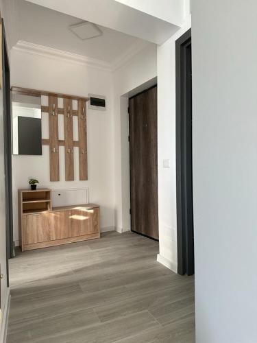 an empty room with a bathroom with a mirror at Luxury Studios Blvd. G. Enescu Suceava in Suceava