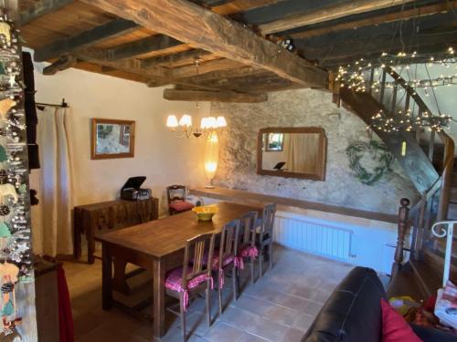 une salle à manger avec une table et des chaises en bois dans l'établissement Le Clos Ségur, à Leychert