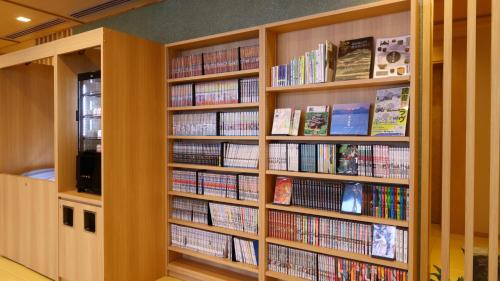 a library with wooden shelves filled with books at Onyado Nono Matsue Natural Hot Spring in Matsue