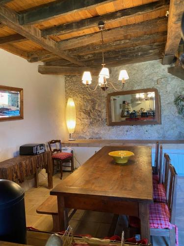 - une salle à manger avec une table en bois et un miroir dans l'établissement Le Clos Ségur, à Leychert