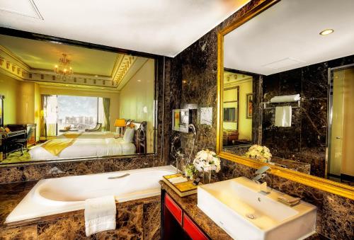 Koupelna v ubytování Grand Plaza Hotel Hanoi