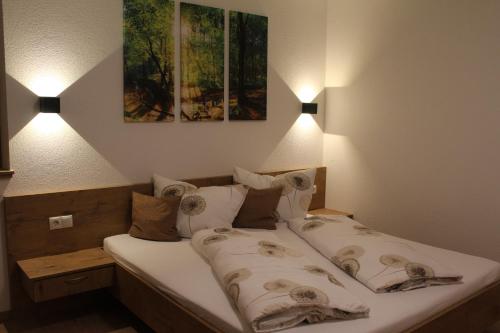 1 dormitorio con 1 cama con 2 lámparas en Landhaus Eiter, en Arzl im Pitztal