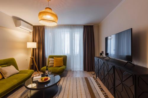 ein Wohnzimmer mit einem Sofa und einem Flachbild-TV in der Unterkunft Rox Central Apartments 4 in Timişoara