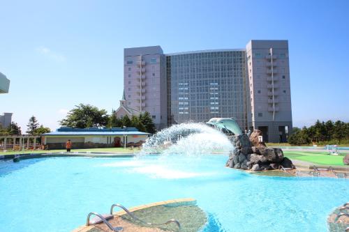 a water park with a fountain in a pool at Chateraise Gateaux Kingdom Sapporo in Sapporo