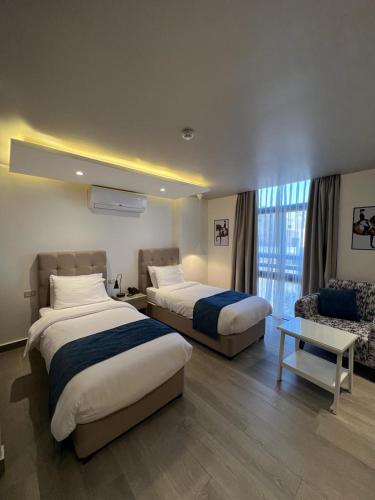 Una cama o camas en una habitación de Red Carpet Hotel & Suites