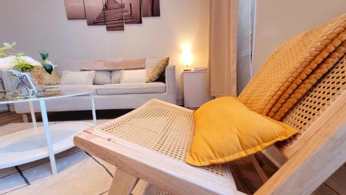 un salon avec un canapé et une table dans l'établissement 