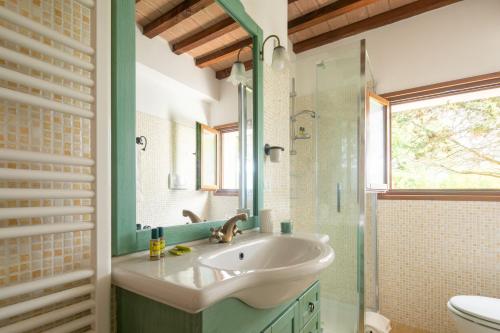 A bathroom at Cottage with private pool