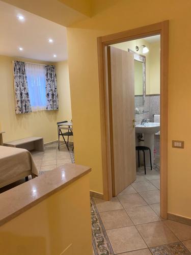 um quarto com uma cozinha e uma sala de estar em Villa Vittoria em Matera