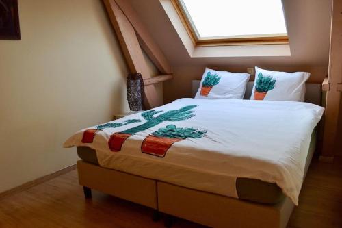 uma cama num pequeno quarto com uma janela em Vakantiewoning 't Sevencoote - terras - privé parking - Zevekote 