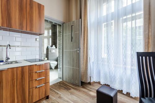 ポズナンにあるVery Berry - Glogowska 35m10 - MTP Apartments - self check in 24h -のバスルーム(洗面台、窓付きシャワー付)