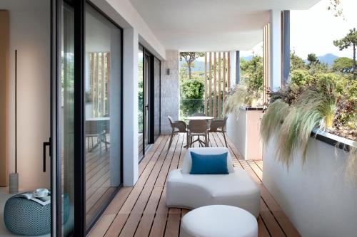 a balcony with a table and chairs on a house at Hotel Byron in Forte dei Marmi