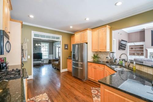 Η κουζίνα ή μικρή κουζίνα στο Luxury 6-bedroom In All Lakes, Acworth, Ga