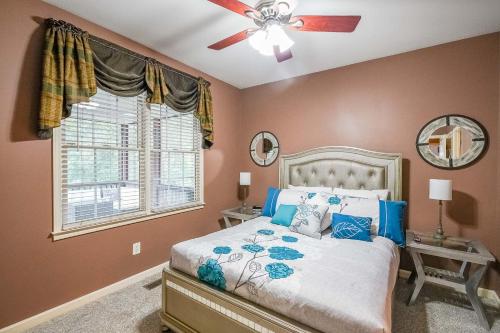 Ένα ή περισσότερα κρεβάτια σε δωμάτιο στο Luxury 6-bedroom In All Lakes, Acworth, Ga