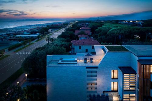 a house with a view of the ocean at dusk at Hotel Byron in Forte dei Marmi
