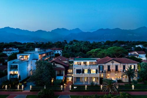 a view of a mansion at night at Hotel Byron in Forte dei Marmi