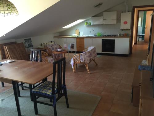 - une cuisine et une salle à manger avec une table et des chaises dans l'établissement Mansarda Mare, à Altidona