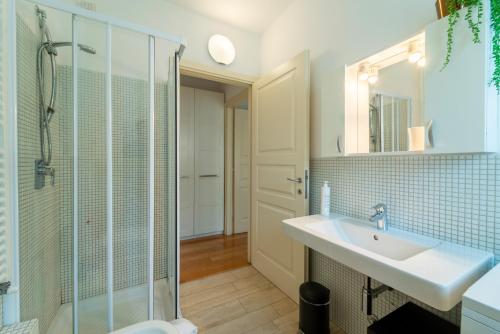 bagno con lavandino e doccia in vetro di Como Comfort Flat by Wonderful Italy a Como