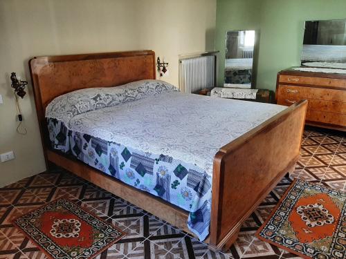 1 cama en un dormitorio con 2 alfombras en el suelo en IL ROSMARINO, en Fresonara