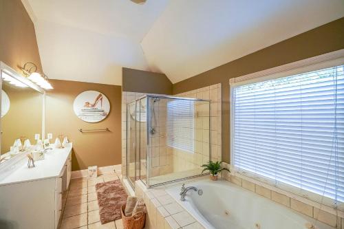 Ένα μπάνιο στο Luxury 6-bedroom In All Lakes, Acworth, Ga