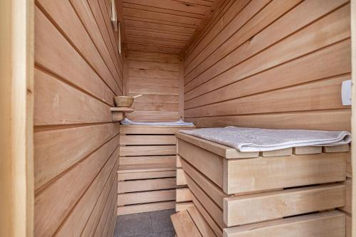 eine Holzsauna mit einem Bett darin in der Unterkunft Vineyard Cottage Krivic - Happy Rentals in Trebelno