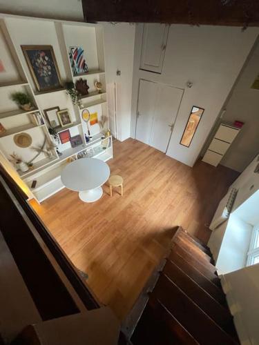 - une vue aérienne sur un salon avec une table dans l'établissement Joli Canut - proche de Fourvière - 6 couchages, à Lyon