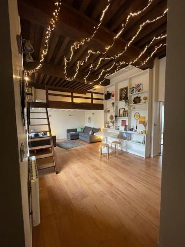un grand salon avec un canapé et une table dans l'établissement Joli Canut - proche de Fourvière - 6 couchages, à Lyon