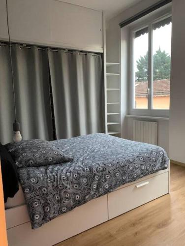 une chambre avec un lit et une fenêtre dans l'établissement Joli Canut - proche de Fourvière - 6 couchages, à Lyon