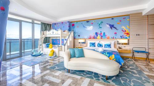 Pokój dla dzieci z sypialnią z łóżkiem piętrowym w tematyce delfinów w obiekcie Atlantis Sanya w mieście Sanya