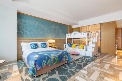 Dormitorio infantil con cama y escalera en Atlantis Sanya en Sanya