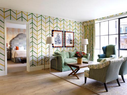 Ein Sitzbereich in der Unterkunft Ham Yard Hotel, Firmdale Hotels