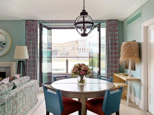 Ein Sitzbereich in der Unterkunft Ham Yard Hotel, Firmdale Hotels