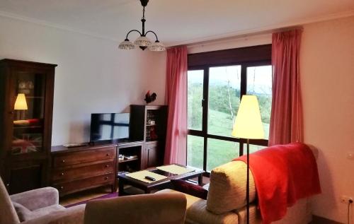 uma sala de estar com um sofá e uma televisão em Apartamento Usarena en Ezcaray em Zorraquín