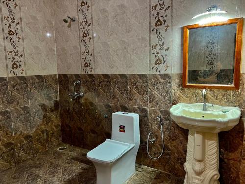 bagno con servizi igienici e lavandino di Hotel Dara & Camel Safari a Jaisalmer