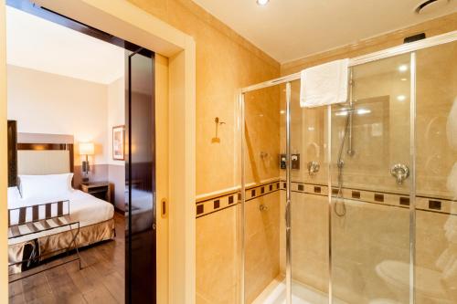 a hotel room with a shower and a bed at Allegroitalia San Gallo Firenze in Florence