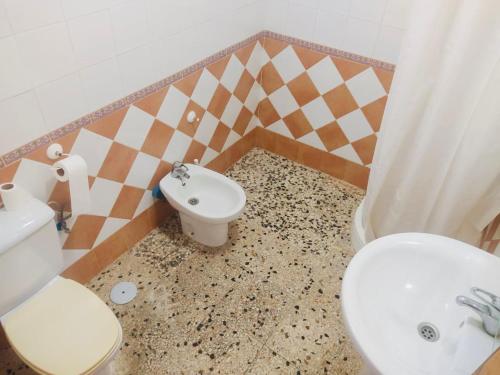 y baño con aseo y bidet. en Almaden 3, en Castilblanco de los Arroyos